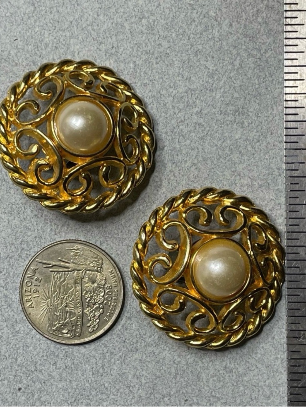 Vintage Gold tone Pearl-Accent domed heart basket weave clip on earrings - Picture 6 of 6